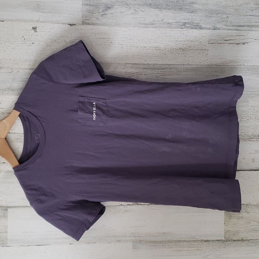 Ivory Ella gray mini pocket tee with elephant graphic on back Size XS